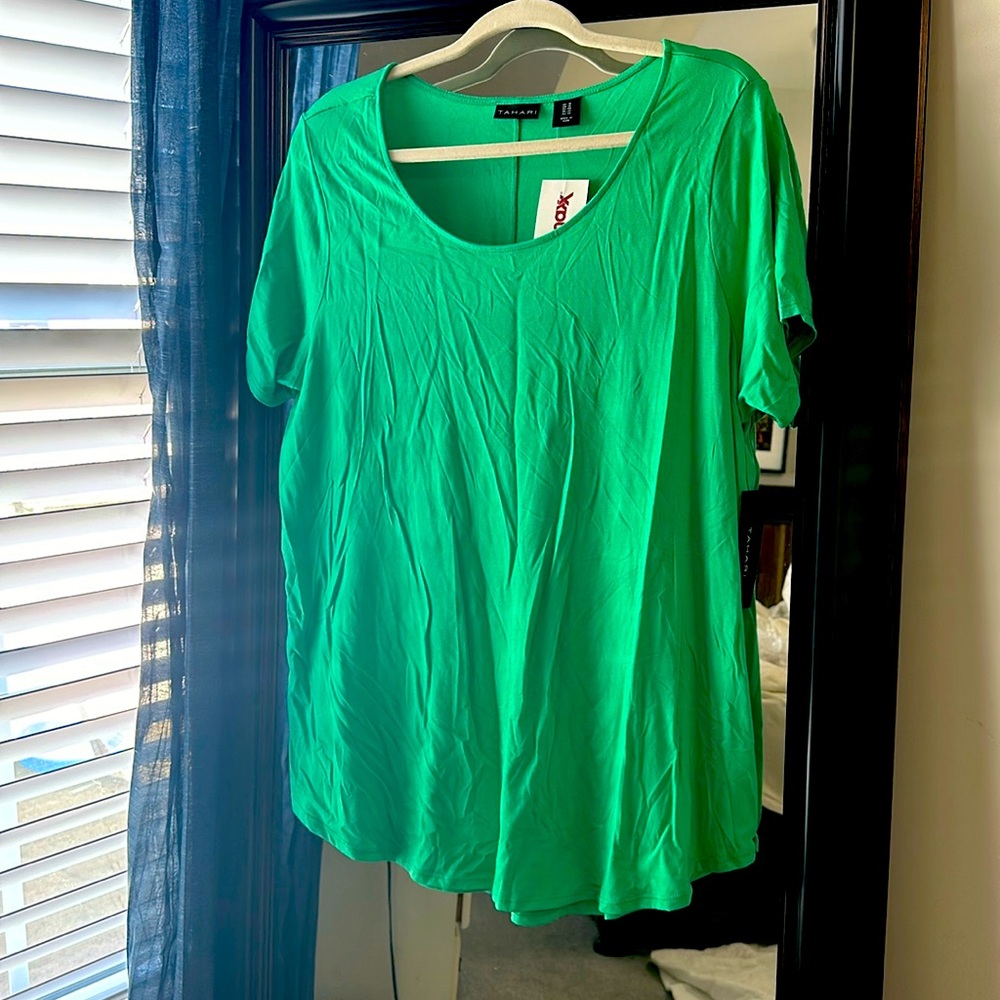 Tahari rounded hem tshirt 1x green